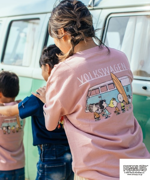 PEANUTS（ピーナッツ）の「PEANUTS ｽﾇｰﾋﾟｰ/ﾌｫﾙｸｽﾜｰｹﾞﾝ ﾀﾞﾌﾞﾙﾈｰﾑｺﾗﾎﾞ 親子お揃いで着れる半袖Tシャツ（Tシャツ/カットソー・レディース・ホワイト系/ホワイト系1/ホワイト系2/ネイビー系/ブルー系/ピンク系/ホワイト/ブルー/ピンク/ネイビー・M/L/LL）」の2枚目の写真