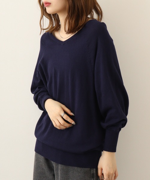 atONE（アットワン）の「atONE Vネックドルマン綿ニット プルオーバー セーター（ニット/セーター・レディース・ダークグリーン/グレイッシュベージュ/ブルー/杢グレー/ブラック/ネイビー/バーガンディー/ホワイト/マスタード・LL～3L/4L～5L/M～Ｌ）」の6枚目の写真