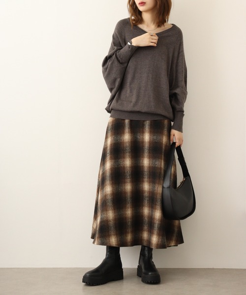atONE（アットワン）の「atONE Vネックドルマン綿ニット プルオーバー セーター（ニット/セーター・レディース・ダークグリーン/グレイッシュベージュ/ブルー/杢グレー/ブラック/ネイビー/バーガンディー/ホワイト/マスタード・LL～3L/4L～5L/M～Ｌ）」の15枚目の写真