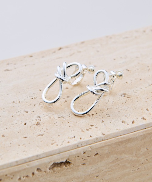 ROPE'（ロペ）の「ラインモチーフイヤリング【メディア掲載】（イヤリング・レディース・シルバー/ゴールド/シルバー系その他・FREE）」の2枚目の写真