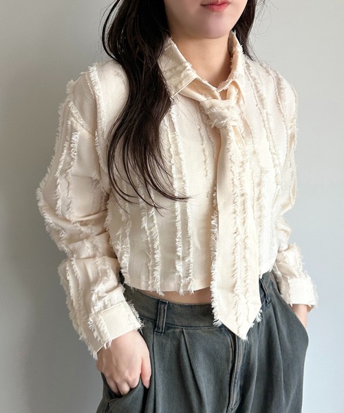 apres jour mignon(アプレジュールミニョン)の「ジャガードネクタイセットクロップドシャツ【ZOZOTOWN限定アイテム】(シャツ/ブラウス・レディース・アイボリー/ライトパープル/ブラック・フリー/X-LARGE)」の2枚目の写真