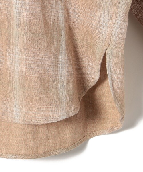 SHIPS Days(シップスデイズ)の「【SHIPS DAYS別注】UNDYED: ダブルガーゼ チェック バンドカラー シャツ(シャツ/ブラウス・メンズ・ライトブラウン/カーキ・2/95)」の6枚目の写真