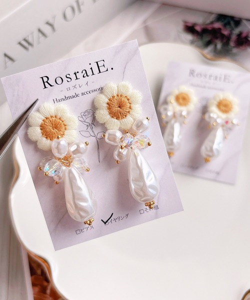 tone(トーン)の「【RosraiE】フラワーモチーフ バロックドロップパール イヤリング(MA)(イヤリング・レディース・イエロー/アイボリー・FREE)」の1枚目の写真