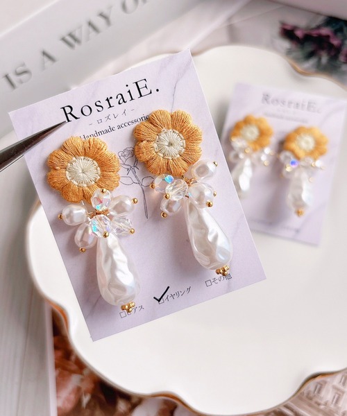 tone(トーン)の「【RosraiE】フラワーモチーフ バロックドロップパール イヤリング(MA)(イヤリング・レディース・イエロー/アイボリー・FREE)」の4枚目の写真