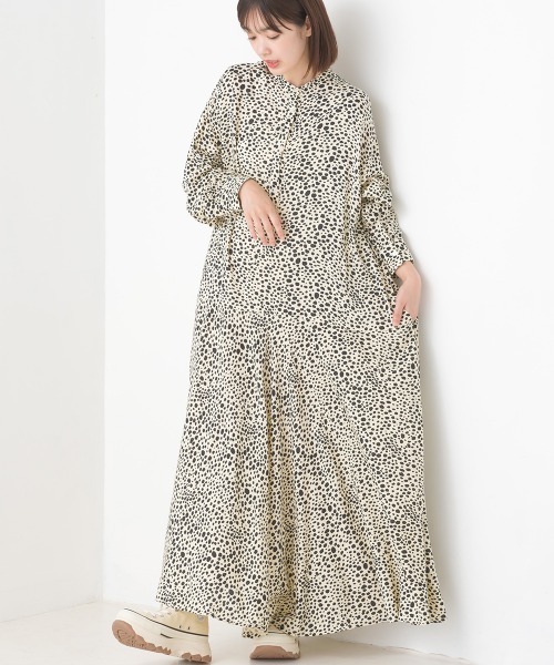 OMNES（オムネス）の「レーヨンバンドカラー裾フレアワンピース（ワンピース・レディース・ブラック/ブラック系その他/ブラウン系その他/ベージュ系その他/ブラック系その他2/モカ/ホワイト系その他/ブラック系その他4/ブルー系その他/ブルー・FREE/MEDIUM/LARGE）」の3枚目の写真