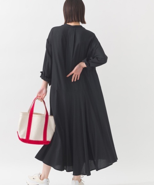 OMNES（オムネス）の「レーヨンバンドカラー裾フレアワンピース（ワンピース・レディース・ブラック/ブラック系その他/ブラウン系その他/ベージュ系その他/ブラック系その他2/モカ/ホワイト系その他/ブラック系その他4/ブルー系その他/ブルー・FREE/MEDIUM/LARGE）」の13枚目の写真