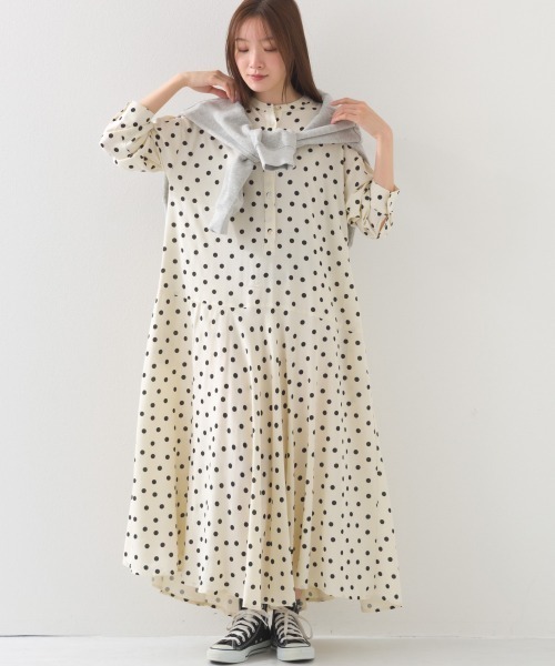 OMNES（オムネス）の「レーヨンバンドカラー裾フレアワンピース（ワンピース・レディース・ブラック/ブラック系その他/ブラウン系その他/ベージュ系その他/ブラック系その他2/モカ/ホワイト系その他/ブラック系その他4/ブルー系その他/ブルー・FREE/MEDIUM/LARGE）」の21枚目の写真