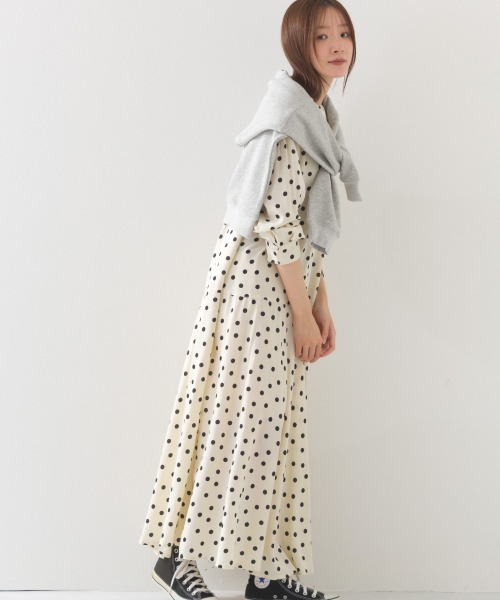 OMNES（オムネス）の「レーヨンバンドカラー裾フレアワンピース（ワンピース・レディース・ブラック/ブラック系その他/ブラウン系その他/ベージュ系その他/ブラック系その他2/モカ/ホワイト系その他/ブラック系その他4/ブルー系その他/ブルー・FREE/MEDIUM/LARGE）」の22枚目の写真