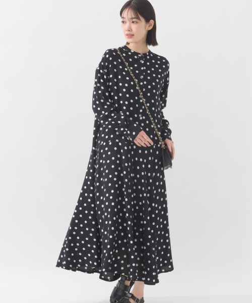 OMNES（オムネス）の「レーヨンバンドカラー裾フレアワンピース（ワンピース・レディース・ブラック/ブラック系その他/ブラウン系その他/ベージュ系その他/ブラック系その他2/モカ/ホワイト系その他/ブラック系その他4/ブルー系その他/ブルー・FREE/MEDIUM/LARGE）」の16枚目の写真