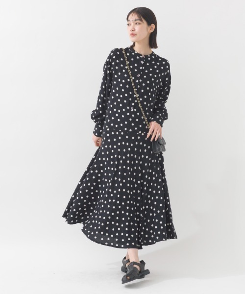 OMNES（オムネス）の「レーヨンバンドカラー裾フレアワンピース（ワンピース・レディース・ブラック/ブラック系その他/ブラウン系その他/ベージュ系その他/ブラック系その他2/モカ/ホワイト系その他/ブラック系その他4/ブルー系その他/ブルー・FREE/MEDIUM/LARGE）」の19枚目の写真