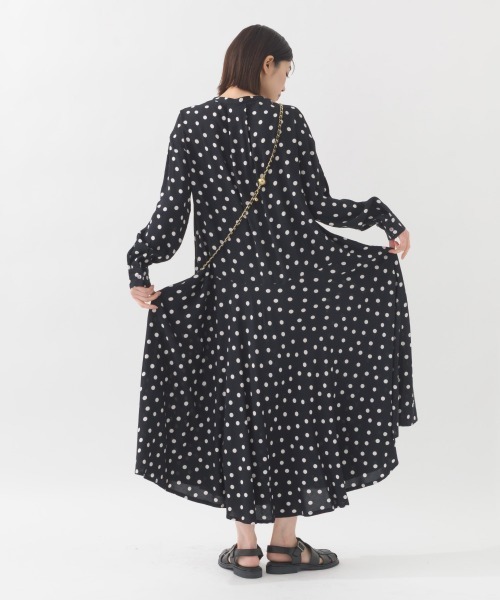 OMNES（オムネス）の「レーヨンバンドカラー裾フレアワンピース（ワンピース・レディース・ブラック/ブラック系その他/ブラウン系その他/ベージュ系その他/ブラック系その他2/モカ/ホワイト系その他/ブラック系その他4/ブルー系その他/ブルー・FREE/MEDIUM/LARGE）」の20枚目の写真