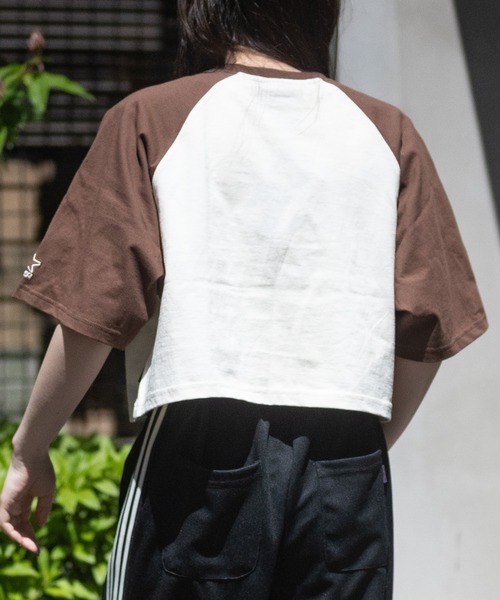JOHN'S CLOSET(ジョンズクローゼット)の「【t】〔STARTER BLACK LABEL〕ショート丈 ラグラン/リンガー 半袖 プリントTシャツ(Tシャツ/カットソー・レディース・ブラック系1/ホワイト系4/ホワイト系1/アイボリー/ホワイト系2/チャコールグレー/ホワイト系3/クリーム・LARGE/MEDIUM)」の19枚目の写真