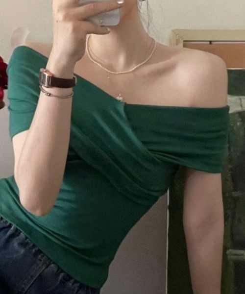 deux amour(ドゥーザムール)の「オフショルダーカシュクール半袖トップス(Tシャツ/カットソー・レディース・ブラック/レッド/グリーン/ホワイト・FREE)」の3枚目の写真
