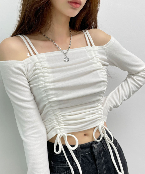 VIVID LADY(ビビッドレディー)の「【選べる袖丈】 ルーシング オフショルダー Tシャツ バレエコア 長袖 半袖 リボン カットソー(Tシャツ/カットソー・レディース・カーキ/アイボリー/ブラック/ブラック系その他/グリーン系その他/ホワイト・FREE/フリー)」の2枚目の写真