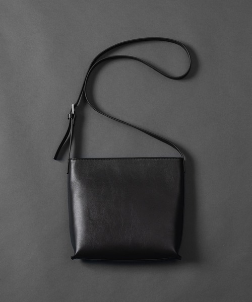 CASPER JOHN（キャスパージョン）の「Cow leather shoulder bag/カウレザーショルダーバッグ（ショルダーバッグ・メンズ・ブラック・FREE）」の5枚目の写真