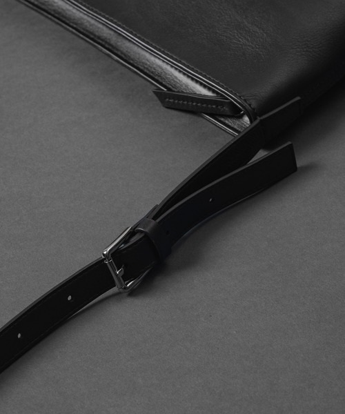 CASPER JOHN（キャスパージョン）の「Cow leather shoulder bag/カウレザーショルダーバッグ（ショルダーバッグ・メンズ・ブラック・FREE）」の6枚目の写真