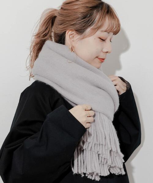 SMELLY(スメリー)の「ソフトボリュームマフラー(マフラー・レディース・ホワイト/グリーン系その他/ベージュ/グレー/チャコールグレー・-)」の4枚目の写真
