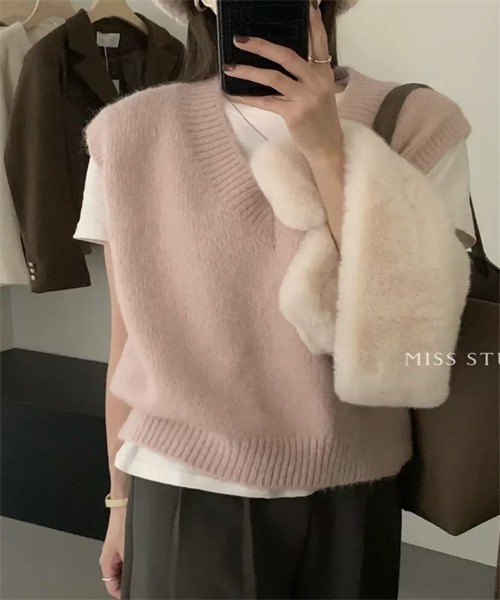 FREE STYLISTS(フリー スタイリスト)の「Vネックニットベスト(ベスト・レディース・ブラック/カーキ/ピンク/アイボリー/グレー・FREE)」の5枚目の写真