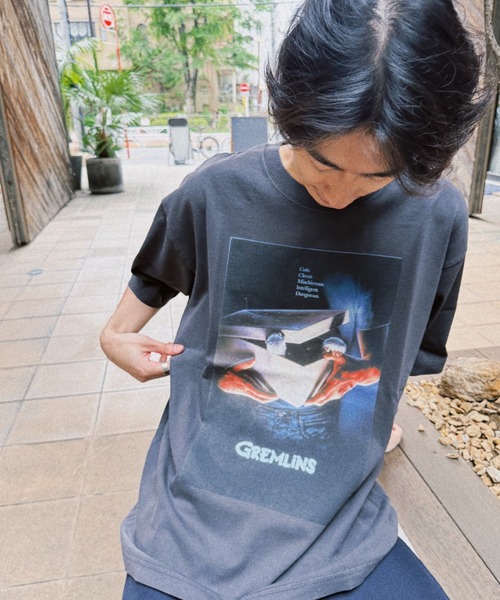 minius(ミニウス)の「『グレムリン/GREMLINS』"""Mischievous"" T-Shirt" 半袖プリントTシャツ ビックシルエット ピグメント加工 ヴィンテージライク(Tシャツ/カットソー・メンズ・チャコール/ホワイト・X-LARGE/LARGE/MEDIUM)」の7枚目の写真