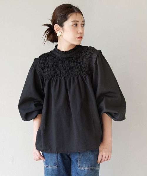 e-zakkamania stores(イーザッカマニアストアーズ)の「ブロードボリュームスリーブ シャーリングブラウス(シャツ/ブラウス・レディース・ブラック/アイボリー・M)」の4枚目の写真