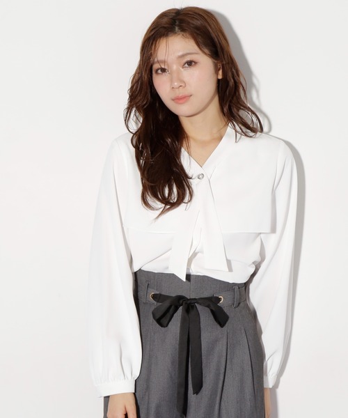 JILL by JILL STUART(ジルバイジルスチュアート)の「◇ボウタイデザインケープブラウス(シャツ/ブラウス・レディース・ホワイト/ブルー・FREE)」の3枚目の写真