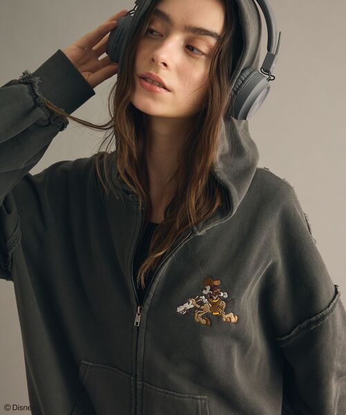 Disney（ディズニー）の「Disney/ディズニー  ヴィンテージライクZIPパーカー【ユニセックス】（パーカー・レディース・グレー/ブラック/ブラウン・M/L）」の4枚目の写真