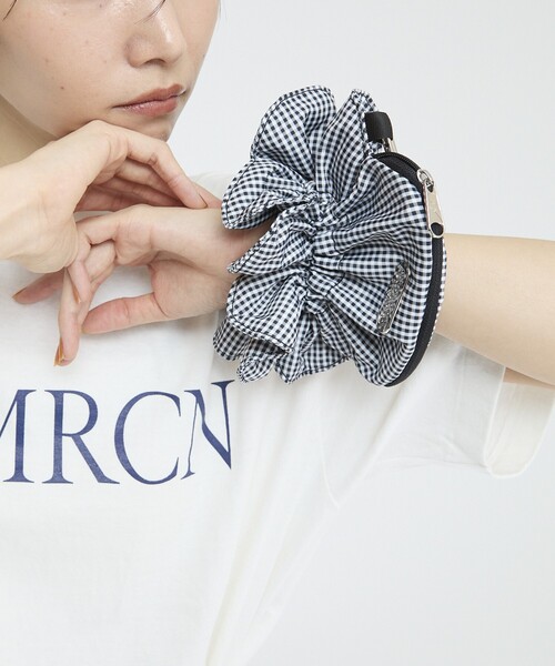 OUTDOOR PRODUCTS（アウトドアプロダクツ）の「OUTDOOR PRODUCTS × Firsthand/アウトドアプロダクツ 別注フラワーシュシュポーチ（ポーチ・レディース・ブラック/チェック/ドット/レオパード・ONE SIZE）」の4枚目の写真