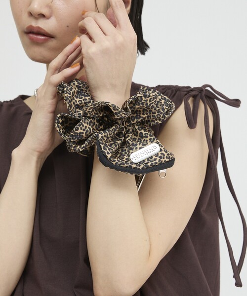 OUTDOOR PRODUCTS（アウトドアプロダクツ）の「OUTDOOR PRODUCTS × Firsthand/アウトドアプロダクツ 別注フラワーシュシュポーチ（ポーチ・レディース・ブラック/チェック/ドット/レオパード・ONE SIZE）」の12枚目の写真