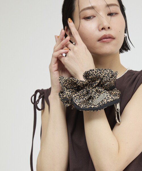 OUTDOOR PRODUCTS（アウトドアプロダクツ）の「OUTDOOR PRODUCTS × Firsthand/アウトドアプロダクツ 別注フラワーシュシュポーチ（ポーチ・レディース・ブラック/チェック/ドット/レオパード・ONE SIZE）」の13枚目の写真