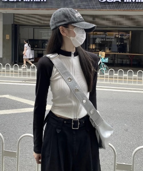 LETee(レティー)の「バイカラージップアップトップス(ジャージ・レディース・ホワイト/ブラック・FREE)」の1枚目の写真