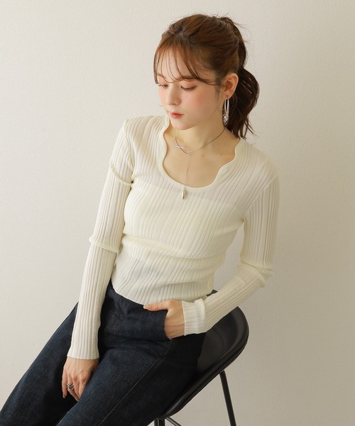 LAULEN（ローレン）の「wave neck lib knit pullover /ウェーブ ネック リブ ニット プルオーバー（ニット/セーター・レディース・ブラック/グレー/アイボリー・FREE）」の2枚目の写真