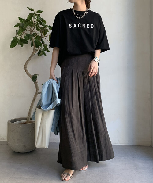 DouDou(ドゥドゥ)の「【WEB限定】バックギャザーSACREDロゴTEE(Tシャツ/カットソー・レディース・ブラック/チャコールグレー/オフホワイト・FREE)」の12枚目の写真