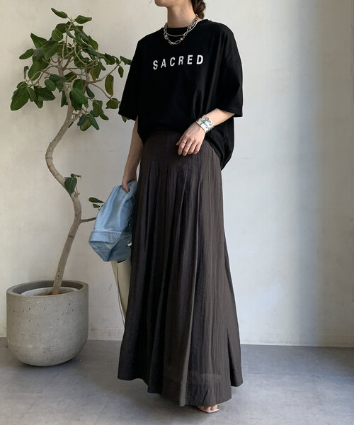 DouDou(ドゥドゥ)の「【WEB限定】バックギャザーSACREDロゴTEE(Tシャツ/カットソー・レディース・ブラック/チャコールグレー/オフホワイト・FREE)」の11枚目の写真