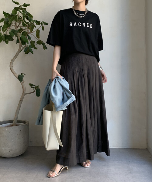 DouDou(ドゥドゥ)の「【WEB限定】バックギャザーSACREDロゴTEE(Tシャツ/カットソー・レディース・ブラック/チャコールグレー/オフホワイト・FREE)」の10枚目の写真