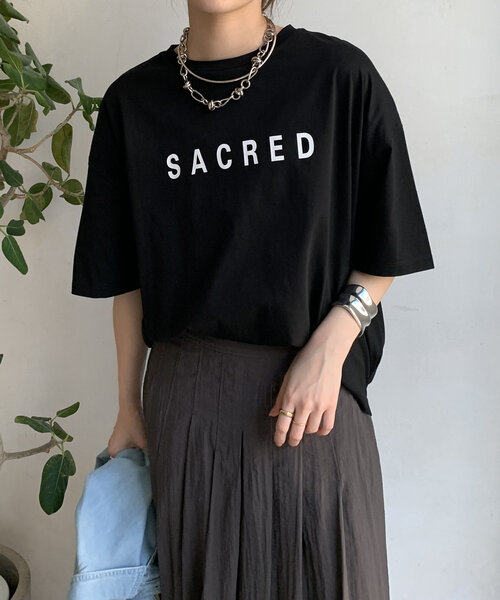 DouDou(ドゥドゥ)の「【WEB限定】バックギャザーSACREDロゴTEE(Tシャツ/カットソー・レディース・ブラック/チャコールグレー/オフホワイト・FREE)」の7枚目の写真