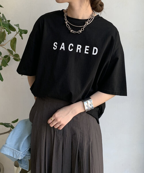 DouDou(ドゥドゥ)の「【WEB限定】バックギャザーSACREDロゴTEE(Tシャツ/カットソー・レディース・ブラック/チャコールグレー/オフホワイト・FREE)」の6枚目の写真