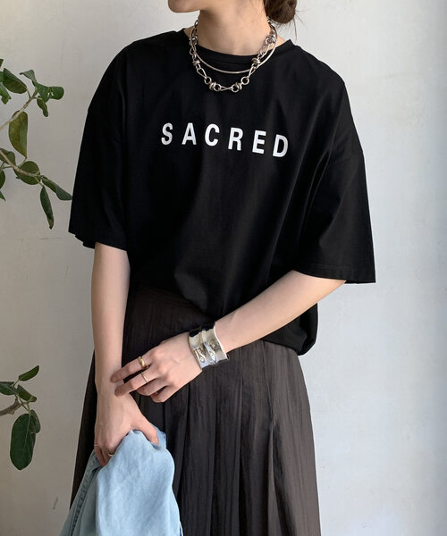 DouDou(ドゥドゥ)の「【WEB限定】バックギャザーSACREDロゴTEE(Tシャツ/カットソー・レディース・ブラック/チャコールグレー/オフホワイト・FREE)」の5枚目の写真