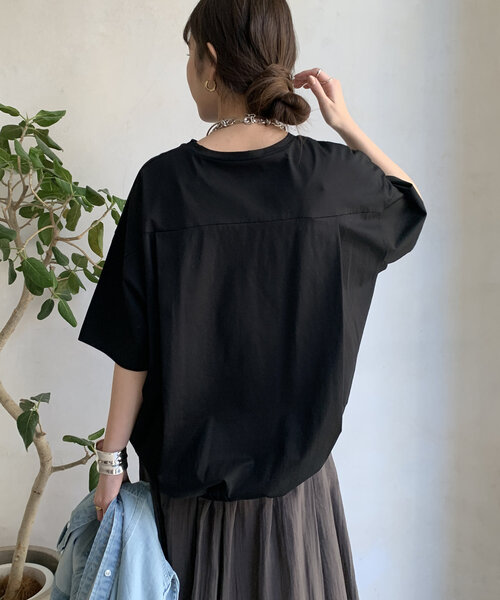 DouDou(ドゥドゥ)の「【WEB限定】バックギャザーSACREDロゴTEE(Tシャツ/カットソー・レディース・ブラック/チャコールグレー/オフホワイト・FREE)」の4枚目の写真