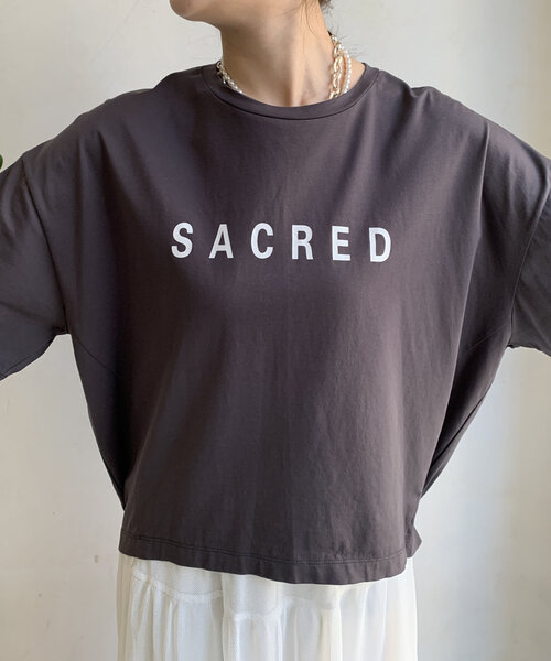 DouDou(ドゥドゥ)の「【WEB限定】バックギャザーSACREDロゴTEE(Tシャツ/カットソー・レディース・ブラック/チャコールグレー/オフホワイト・FREE)」の21枚目の写真
