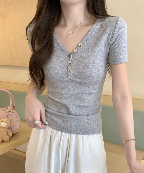 2ly2(トゥーリートゥー)の「大人カジュアル◎VネックボタンTシャツ(Tシャツ/カットソー・レディース・ブラック/グレー/ホワイト・FREE)」の1枚目の写真