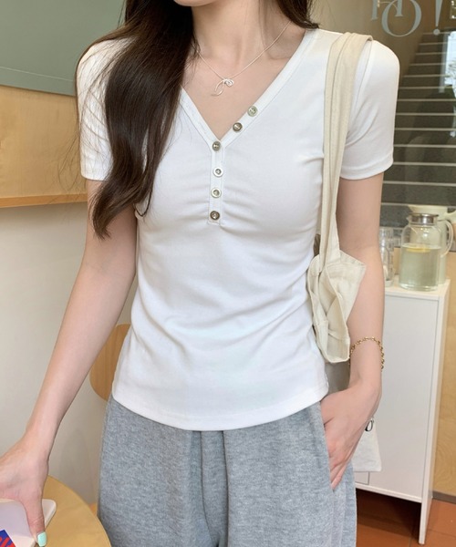 2ly2(トゥーリートゥー)の「大人カジュアル◎VネックボタンTシャツ(Tシャツ/カットソー・レディース・ブラック/グレー/ホワイト・FREE)」の2枚目の写真