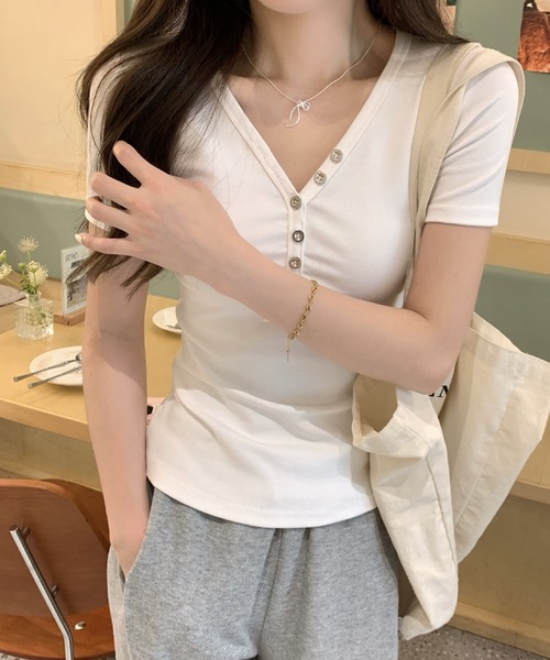 2ly2(トゥーリートゥー)の「大人カジュアル◎VネックボタンTシャツ(Tシャツ/カットソー・レディース・ブラック/グレー/ホワイト・FREE)」の16枚目の写真