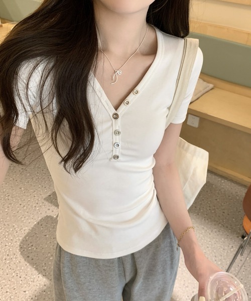 2ly2(トゥーリートゥー)の「大人カジュアル◎VネックボタンTシャツ(Tシャツ/カットソー・レディース・ブラック/グレー/ホワイト・FREE)」の18枚目の写真