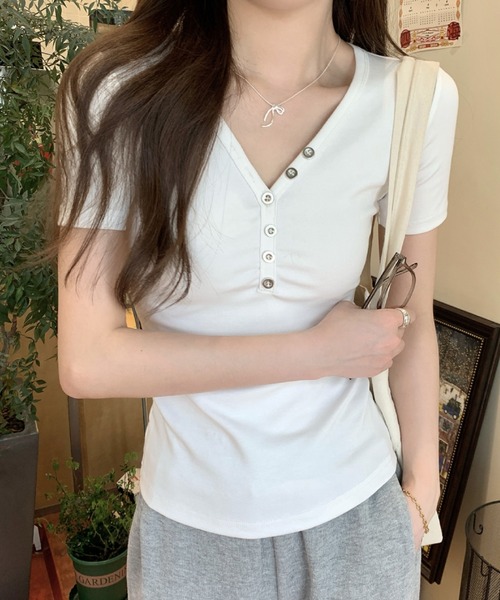 2ly2(トゥーリートゥー)の「大人カジュアル◎VネックボタンTシャツ(Tシャツ/カットソー・レディース・ブラック/グレー/ホワイト・FREE)」の19枚目の写真