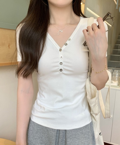 2ly2(トゥーリートゥー)の「大人カジュアル◎VネックボタンTシャツ(Tシャツ/カットソー・レディース・ブラック/グレー/ホワイト・FREE)」の21枚目の写真