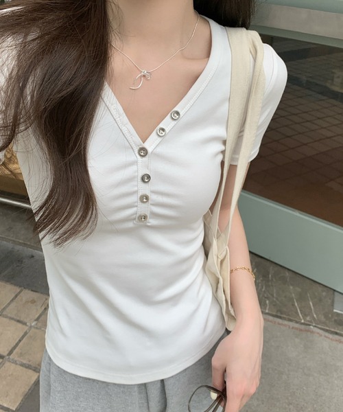 2ly2(トゥーリートゥー)の「大人カジュアル◎VネックボタンTシャツ(Tシャツ/カットソー・レディース・ブラック/グレー/ホワイト・FREE)」の22枚目の写真