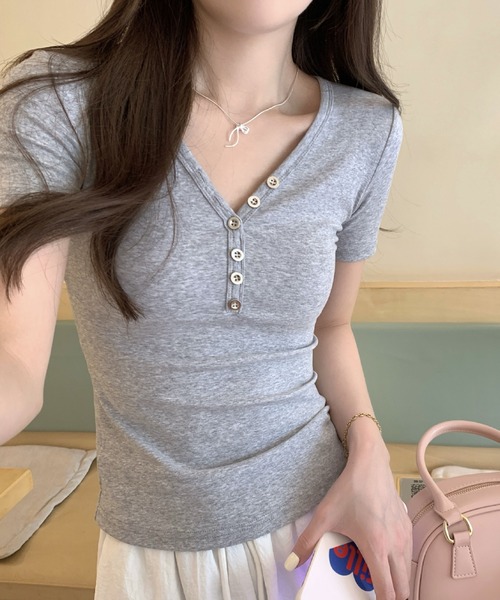 2ly2(トゥーリートゥー)の「大人カジュアル◎VネックボタンTシャツ(Tシャツ/カットソー・レディース・ブラック/グレー/ホワイト・FREE)」の5枚目の写真