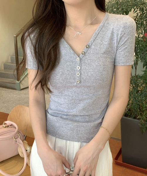 2ly2(トゥーリートゥー)の「大人カジュアル◎VネックボタンTシャツ(Tシャツ/カットソー・レディース・ブラック/グレー/ホワイト・FREE)」の6枚目の写真