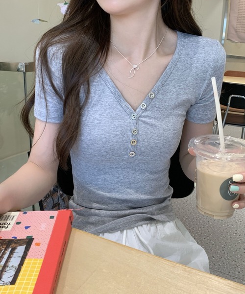 2ly2(トゥーリートゥー)の「大人カジュアル◎VネックボタンTシャツ(Tシャツ/カットソー・レディース・ブラック/グレー/ホワイト・FREE)」の8枚目の写真