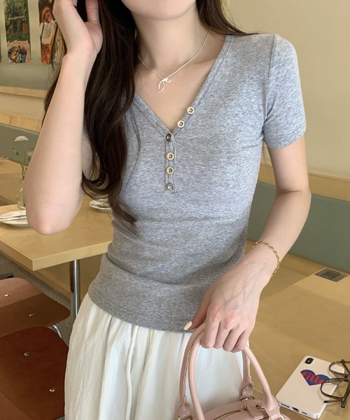 2ly2(トゥーリートゥー)の「大人カジュアル◎VネックボタンTシャツ(Tシャツ/カットソー・レディース・ブラック/グレー/ホワイト・FREE)」の9枚目の写真